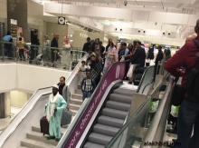 المسافرون يجوبون مررات المطار بحثا عن يمنحهم معلومة عن الرحلة المتأخرة