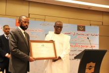 الدبلوماسي الموريتاني بال محمد الحبيب يتسلم درع التكريم من رئيس الجالية الموريتانية في الصين النائب المختار ولد الخليفه 