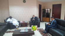 وزير الخارجية الموريتاني إسماعيل ولد الشيخ أحمد خلال اجتماع سابق مع السفير السنغالي مامادو تال (وما)