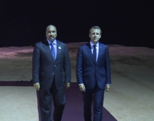 الرئيسان الموريتاني محمد ولد عبد العزيز والفرنسي إيمانويل ماكرون في منتزه رباط البحر على شاطئ المحيط الأطلسي