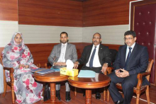 وزيرة الشؤون الاجتماعية مريم بنت بلال إلى جانب عدد من أعضاء الحكومة خلال المؤتمر الصحفي المشترك