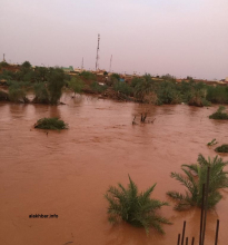 مياه الأمطار تتدفق باتجاه المدينة 