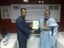 رئيس الجمعية خلال تسليم درع تكريم