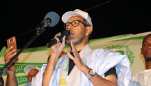 عمدة بلدية عرفات والزعيم الرئيس للمعارضة الحسن ولد محمد خلال حديثه في مهرجان سابق
