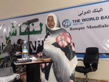 المهندسة بنت أحمد سالم خلال إدارتها للنقاش المنظم من طرف البنك الدولي العام الماضي