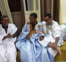 مرشح الحزب الحاكم لعمدة بلدية عرفات محمد محمود ولد أحمد جدو خلال تقديمه التهنئة للعمدة الفائز الحسن ولد محمد 