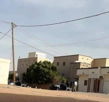 سيارات من الشرطة في المدخل الرئيس أمام مدخل مركز تكوين العلماء