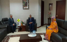 وزير الخارجية الموريتاني إسماعيل ولد الشيخ أحمد خلال لقائه مع القائم بالأعمال في السفارة الليبية بنواكشوط موسى عبد النبي الطرابلسي (وما)