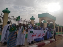 محتجون من شباب "محال تغيير الدستور" أمام مجلس الشيوخ خلال جلسة التصويت على مشروع تعديل الدستور ـ (الأخبار)