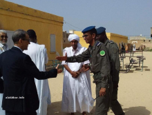 رئيس اللجنة المستقلة للانتخابات محمد فال ولد بلال خلال في أحد مراكز التصويت بعرفات 