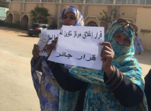 طالبات في المركز خلال الوقفة الاحتجاجية اليوم