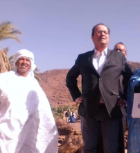 الرئيس الفرنسي السابق افرانسو هولاند ورجل الأعمال محمد ولد انويكظ في مدينة أطار اليوم