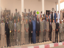 صورة جماعية للدفعة المتخرجة مع كبار المسؤولين الذي حضروا حفل التخرج (وما)