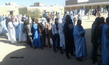 طوابير مصوتين أمام أحد مكاتب التصويت بنواذيبو صباح اليوم (الأخبار)