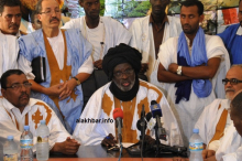 بيجل ولد هميد رفقة بعض قادة حزب الوئام خلال مؤتمر صحفي ـ (أرشيف الأخبار)