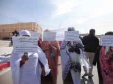 جانب من الشعارات التى رفعها المشاركون في مسيرات العمال (تصوير الأخبار)