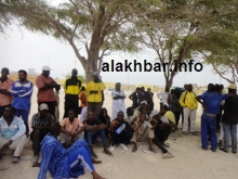 جانب من وقفة العمال الاحتجاجية قبالة دار الشباب القديمة (تصوير الأخبار)