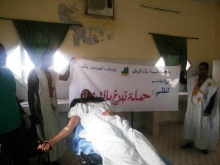 جانب من انطلاقة حملة التبرع أمس من قبل فرع جمعية الشبيبة بنواذيبو (تصوير الأخبار)