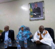 جانب من اجتماع اليوم في القصر البلدي للعمدة رجيبة بنت الدوكي مع العمال / تصوير الأخبار