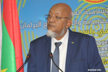 الوزير المكلف بمهام الناطق الرسمي باسم الحكومة سيدنا عالي ولد محمد خونه خلال المؤتمر الصحفي ظهر اليوم (الأخبار)