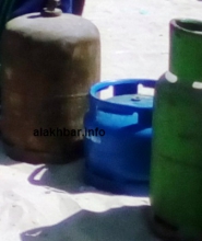 قنينات الغاز التي حطمت أسعاره حاجز 10 ألاف أوقية/ تصوير الأخبار