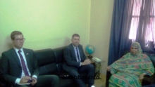 جانب من لقاء السفير الأمريكي بعمدة نواذيبو رفقة أطقمها (تصوير الأخبار)