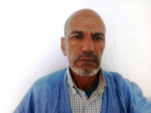 المواطن محمد عطية ولد محمد محمود اتهم ميناء خليج الراحة بممارسة الظام البواح والتحايل عليه / تصوير الأخبار
