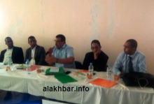 جانب من النقاش زوال اليوم في مدينة نواذيبو/ تصوير الأخبار