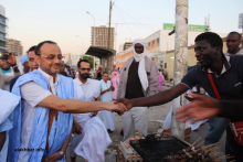 ولد ببكر خلال جولته في السوق المركزي بالعاصمة نواكشوط مساء اليوم (الأخبار)