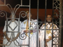 الشيوخ ونقيب المحامين السابق في حديث مع الصحفيين من وراء قضبان بوابة مجلس الشيوخ (الأخبار)
