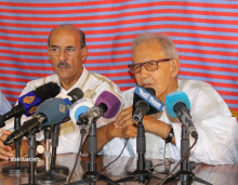 أحمد ولد داداه يتحدث خلال مؤتمر صحفي الأربعاء في نواكشوط مع عدد من قادة المعارضة (الأخبار) 