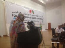 وزيرة التجارة والصناعة والسياحة خديجة امبارك فال خلال افتتاح المنتدى اليوم (الأخبار)