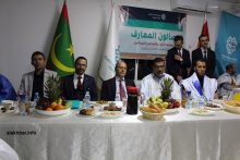 المنصة الرسمية لحفل العشاء الذي أقامته المدرسة على شرف الأطباء (الأخبار)