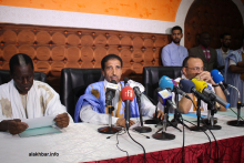 المرشح الرئاسي محمد ولد مولود خلال المؤتمر الصحفي المشترك مع المرشحين الرئاسيين