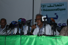رئيس حزب تكتل القوى الديمقراطية أحمد ولد داداه ترأس المؤتمر الصحفي للحلف المعارض مساء اليوم (الأخبار)