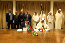 وزير الاقتصاد والمالية المختار ولد اجاي، وعن الجانب الكويتي وزير المالية نايف فلاح مبارك الحجرف خلال توقيع مذكرة التفاهم أمس (وما)