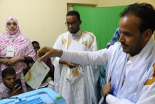 المرشح الرئاسي محمد الأمين المرتجي الوافي خلال إدلائه بصوته أمس السبت